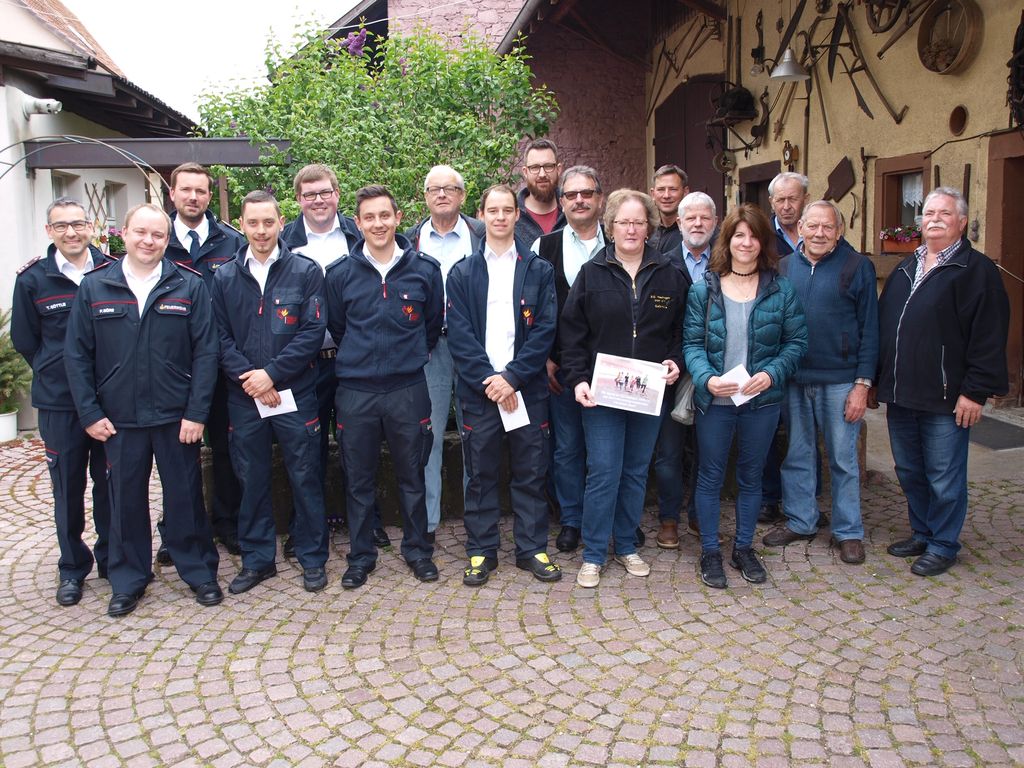 Vertreter der Hauinger Holzversteigerungskomitee, Lörracher Feuerwehren, Jugend des Schützenvereins Hauingen und Hospiz am Buck