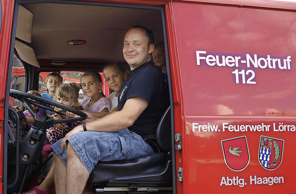 Begeistert ließen sich die Kinder von Abteilungskommandant Florian Börs das Feuerwehrfahrzeug zeigen. Foto: Paul Schleer